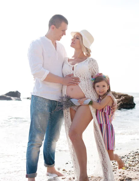 Happy Young Family Daughter Portraits Ocean — Stockfoto