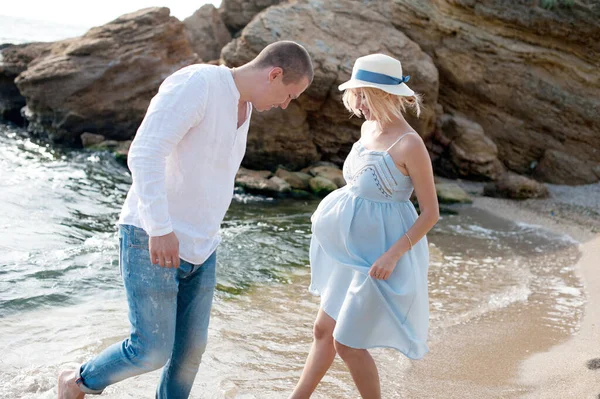 Happy Future Parents Couple Enjoy Summer Vacation Sea Woman Pregnant — стоковое фото