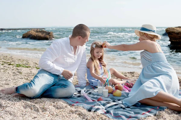 Young Family Have Rest Sea Happy Parents Daughter Make Picnic — стоковое фото