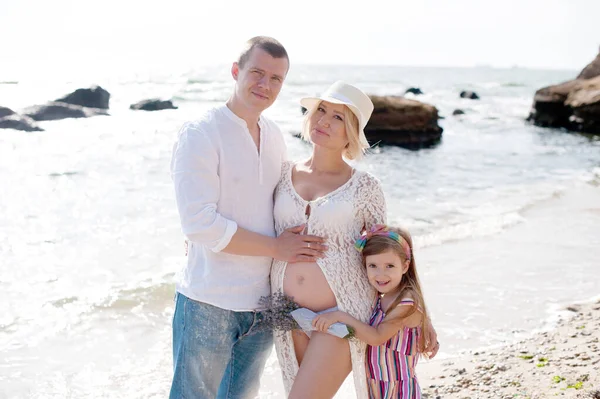 Happy Young Family Daughter Portraits Ocean Woman Pregnant — Fotografia de Stock