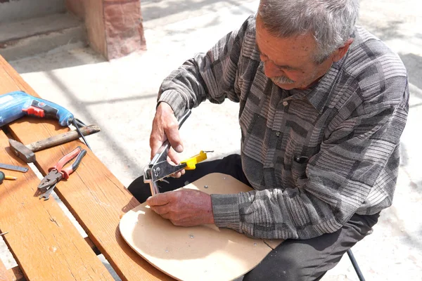 Old Man Fixing Old Chair Outdoor His Backyard — Stock Photo, Image