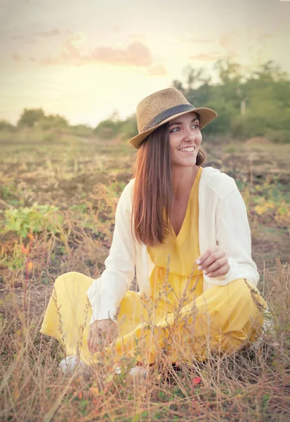 Beautiful Young Woman Portrait Sitting Sunset Evening Field Woman Dressed — Fotografie, imagine de stoc