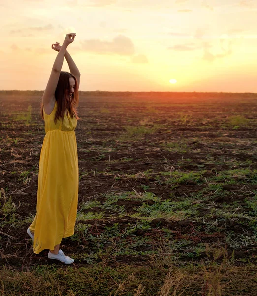 Young Woman Relaxed Dancing Closed Eyes Sunset Field Relaxation Dances — Fotografia de Stock