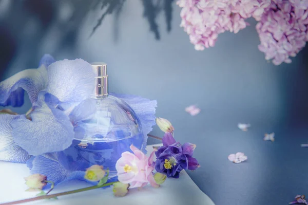 Violet Circle Perfume Bottle Gray Backdrop Assorted Flowers — Stock fotografie