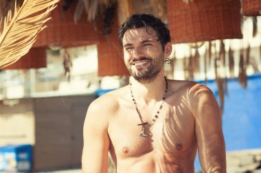 Seksi üstsüz genç gülümseyen adam portresi