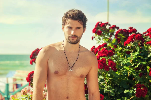 Handsome Naked Guy Standing Rose Bush Sea Resort — Stock Photo, Image