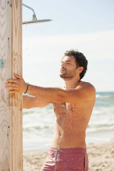 Hombre Guapo Tomando Una Ducha Playa Del Mar — Foto de Stock