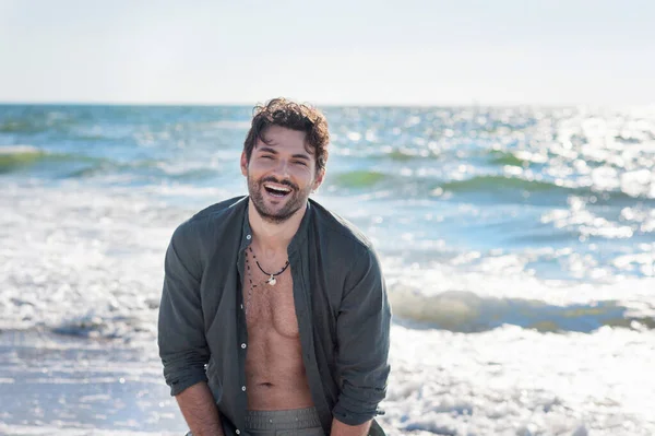Jovem Alegre Homem Topless Livre Retrato Perto Mar — Fotografia de Stock