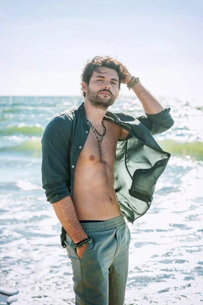 Joven Hombre Topless Retrato Aire Libre Posando Cerca Del Mar —  Fotos de Stock