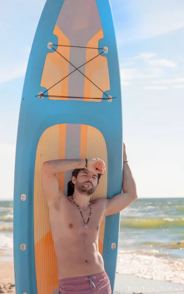 Joven Surfista Hombre Topless Retrato Aire Libre Cerca Una Tabla — Foto de Stock