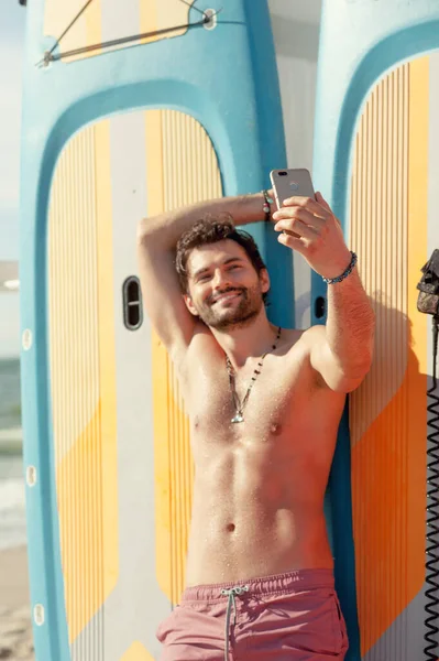 Joven Surfista Hombre Topless Retrato Aire Libre Posando Cerca Tabla — Foto de Stock