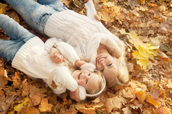 快乐快乐的全家福 母亲和女儿在秋天的公园里躺在黄色的枫叶上休息 — 图库照片