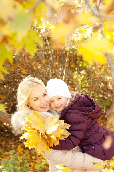 Mutlu Aile Portresi Sarışın Anne Kızı Sonbahar Parkında Sarılıyor — Stok fotoğraf