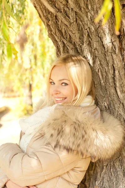 Cute Young Smiling Blonde Woman Portrait Looking Camera Outdoor Autumn — Stock Photo, Image