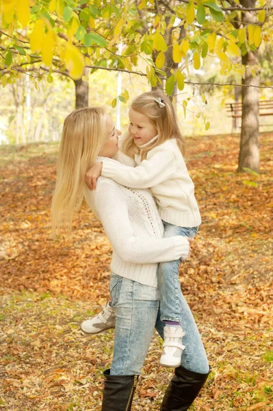 Šťastná Rodina Matka Dcera Odpočívají Podzimním Lese — Stock fotografie