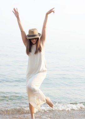 Komik, neşeli kadın okyanus kenarında dinleniyor, boş zamanlarında.