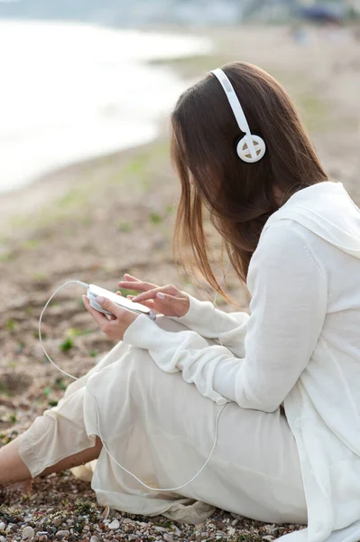 Teen Ragazza Seduta Una Sabbia Mare Ascoltare Musica Auricolari Calma — Foto Stock