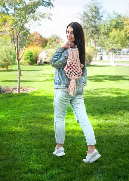 Beautiful Brunette Young Woman Outdoor String Bag — Stock Photo, Image