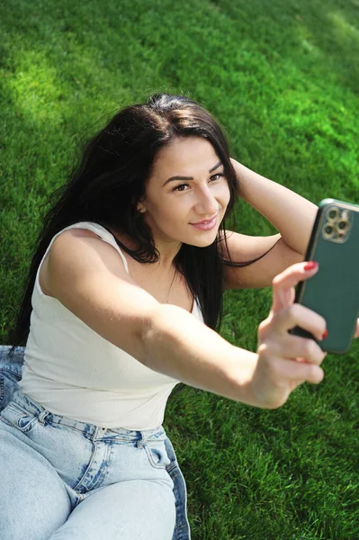 Schöne Junge Frau Freien Porträt Junge Frau Ruht Stadtpark Und — Stockfoto