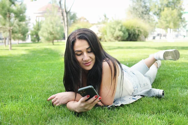 Mooie Jonge Vrouw Outdoor Portret Jonge Vrouw Rusten Het Stadspark — Stockfoto