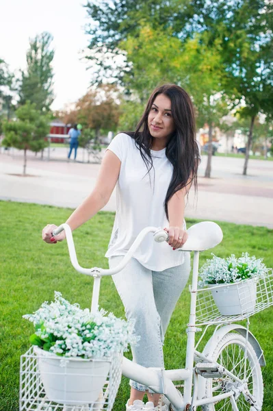 Vacker Ung Kvinna Rida Vit Cykel Runt Staden — Stockfoto