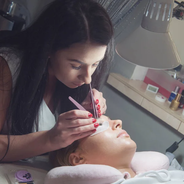 Mujer Maestra Salón Haciendo Extensión Pestañas Cliente Procedimiento Real —  Fotos de Stock