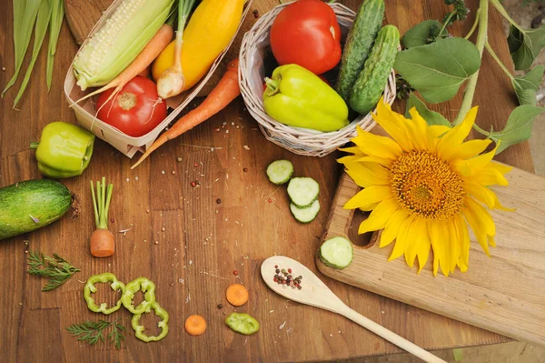 Copiar Espacio Auténtico Fondo Madera Con Una Variedad Verduras Crudas — Foto de Stock