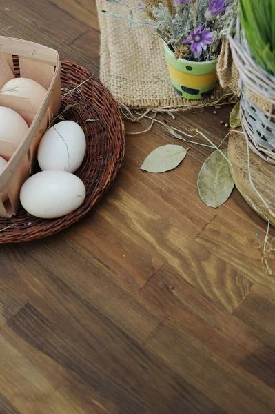 Huevos Gallina Crudos Ecológicos Caja Huevo Natural Sobre Mesa Madera —  Fotos de Stock