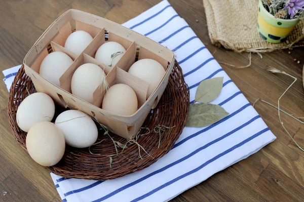 Huevos Pollo Crudos Orgánicos Auténtica Caja Huevo Natural Sobre Fondo —  Fotos de Stock