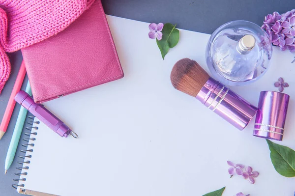 Vit Tom Lista Mockup Med Violetta Blommor Cirkel Parfymflaska Och — Stockfoto