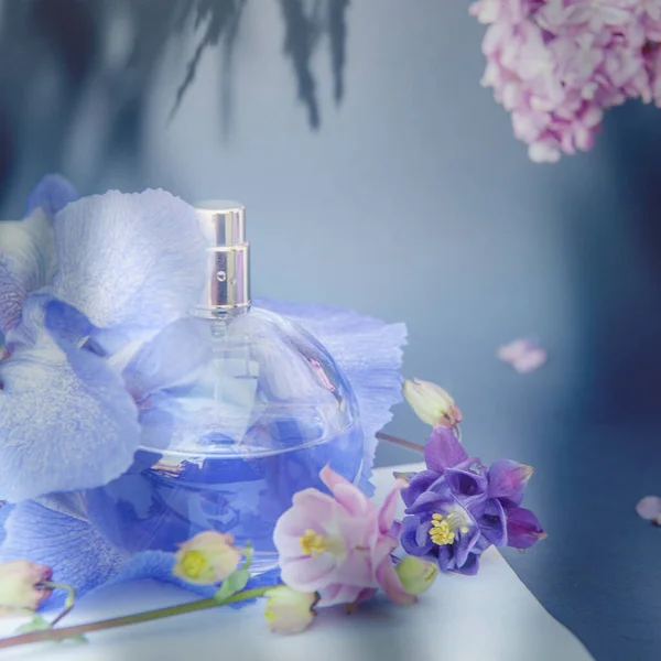 Violet Circle Perfume Bottle Gray Backdrop Assorted Flowers — Stockfoto