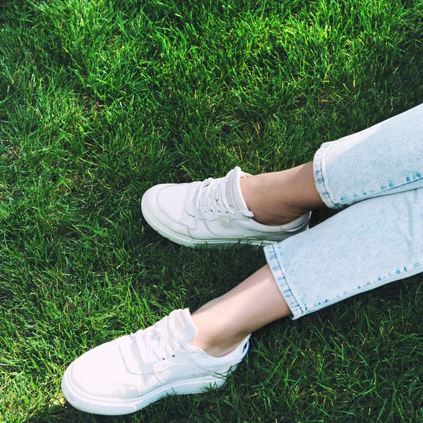 Jambes Parfaites Avec Baskets Blanches Classiques Contre Herbe Verte Vue — Photo