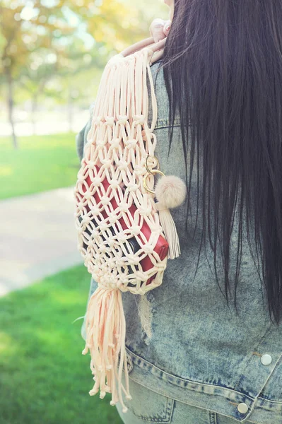 Beautiful Brunette Young Woman Outdoor String Bag Face — Stock Photo, Image