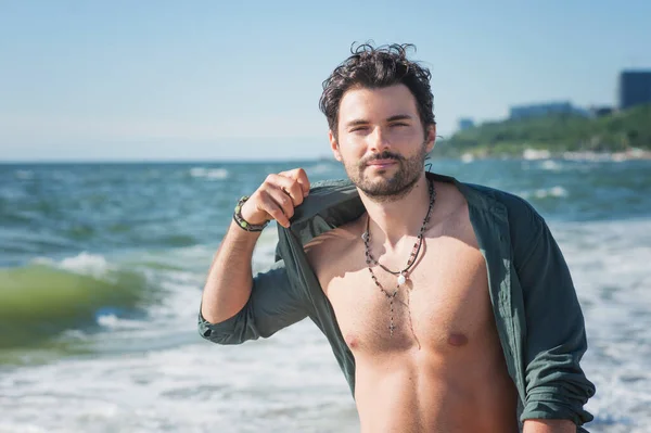 Jovem Homem Topless Livre Retrato Caminhadas Perto Mar Grande Cidade — Fotografia de Stock
