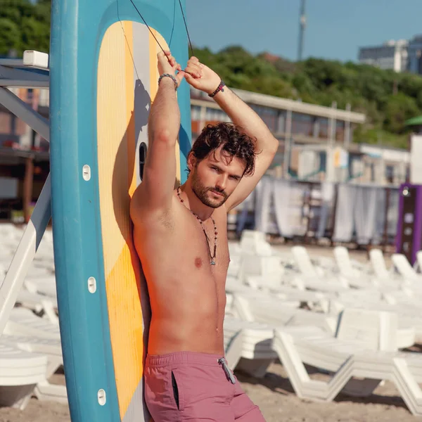Joven Surfista Hombre Topless Retrato Aire Libre Cerca Una Tabla — Foto de Stock