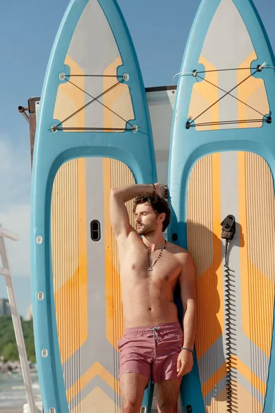 Jovem Surfista Homem Topless Livre Retrato Posando Perto Duas Pranchas — Fotografia de Stock