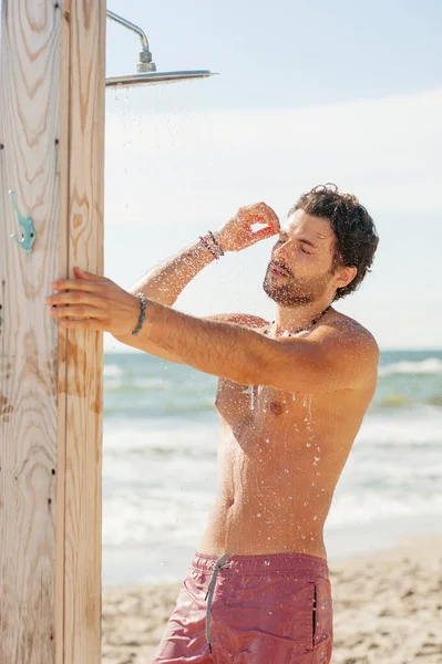 Atractivo Joven Con Cuerpo Musculoso Tomando Ducha Playa Mar — Foto de Stock