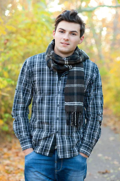 若いですハンサムな十代の男が秋の公園を歩いて カメラを見て — ストック写真