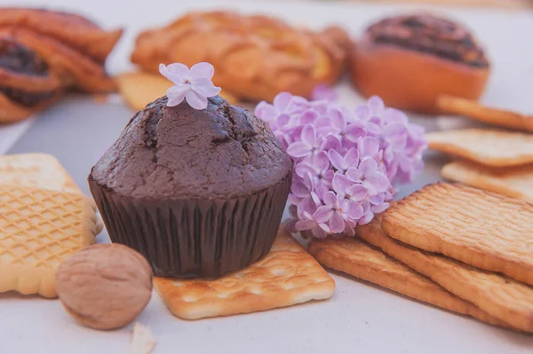 Chocolate Muffin Assorted Sweet Pastries Lilac Flowers — Stock Photo, Image