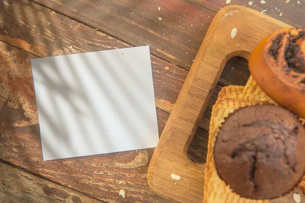 白いカードモックアップ付きの屋外カフェで明るいペストリー — ストック写真