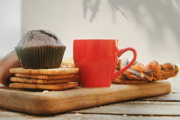 Plantilla Vacía Taza Café Rojo Con Muffin Chocolate Cafetería Aire — Foto de Stock