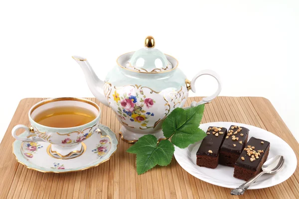 Theepot en kopje thee met brownies Rechtenvrije Stockfoto's