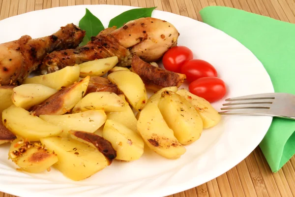 Patas de pollo a la parrilla con cuñas de papa —  Fotos de Stock