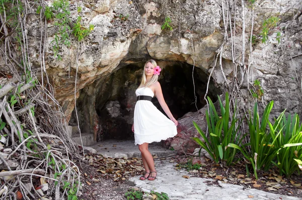 Hermosa mujer en vestido de encaje blanco Imagen de stock