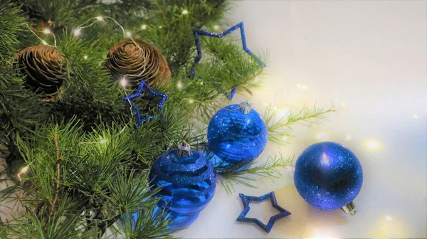 Karácsonyi Háttér Zöld Tinsel Formájában Fenyő Ágak Labda — Stock Fotó