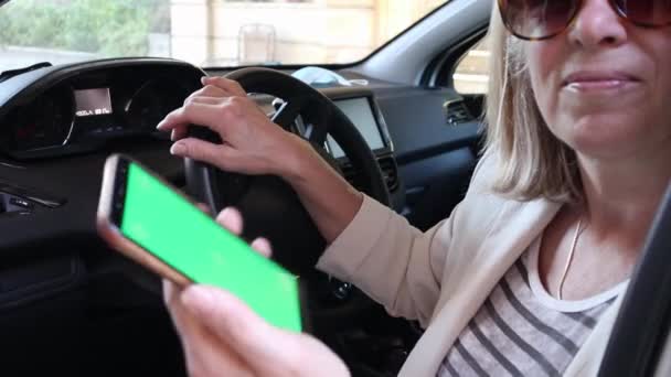 Une Femme Âgée Âgée Volant Une Voiture Utilise Appareil Intelligent — Video