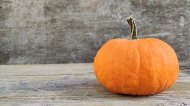 Sonbahar Arkaplanı. Ahşap arka planda doğal sonbahar sonbahar manzaralı balkabağı. Cadılar Bayramı partisi. Şükran Günü