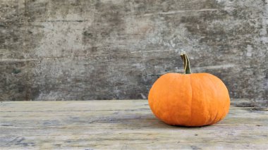 Sonbahar Arkaplanı. Ahşap arka planda doğal sonbahar sonbahar manzaralı balkabağı. Cadılar Bayramı partisi. Şükran Günü