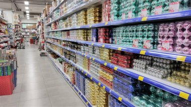 İtalya 'daki alışveriş merkezinin arka planında Noel süsleri ve mağazalar var. Mağazadaki yılbaşı ağacı süslemelerinin arka planında. Noel için kış alışverişi, alışveriş merkezinde panayır. Noel arkaplanı