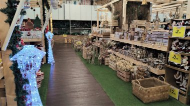 İtalya 'daki alışveriş merkezinin arka planında Noel süsleri ve mağazalar var. Mağazadaki yılbaşı ağacı süslemelerinin arka planında. Noel için kış alışverişi, alışveriş merkezinde panayır. Noel arkaplanı